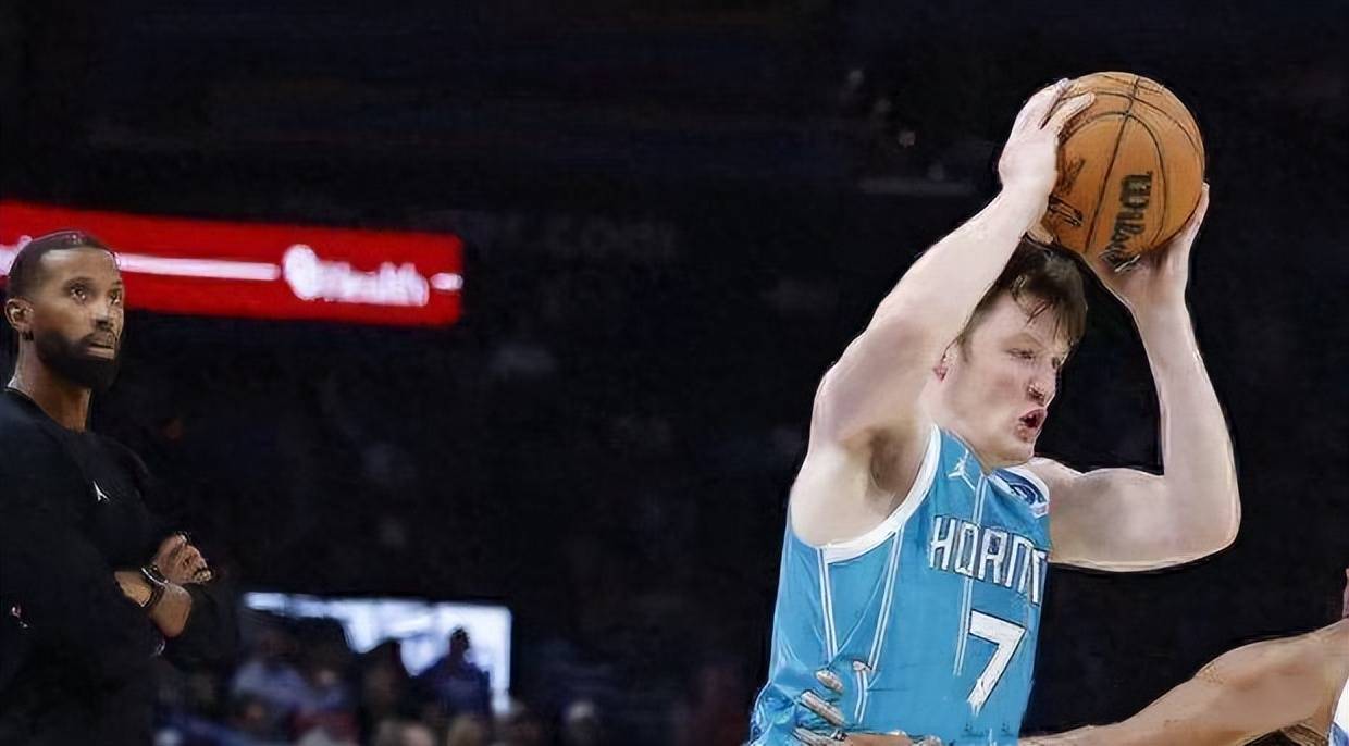 开云官方从集结日华盛顿奇才调整名单以备NBA常规赛到曼联今晨迎来里程碑，清晨夏洛特黄蜂回应争议的简单介绍